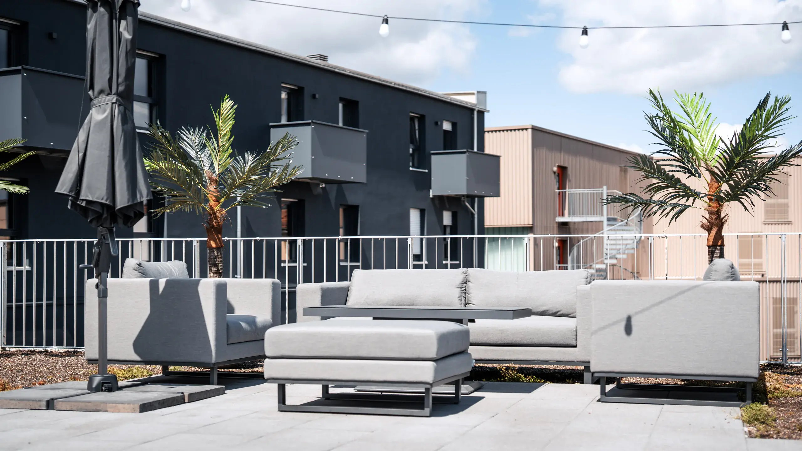 Rooftop-Terrasse mit Loungemöbeln der Eighty-Eight Apartments Nürnberg
