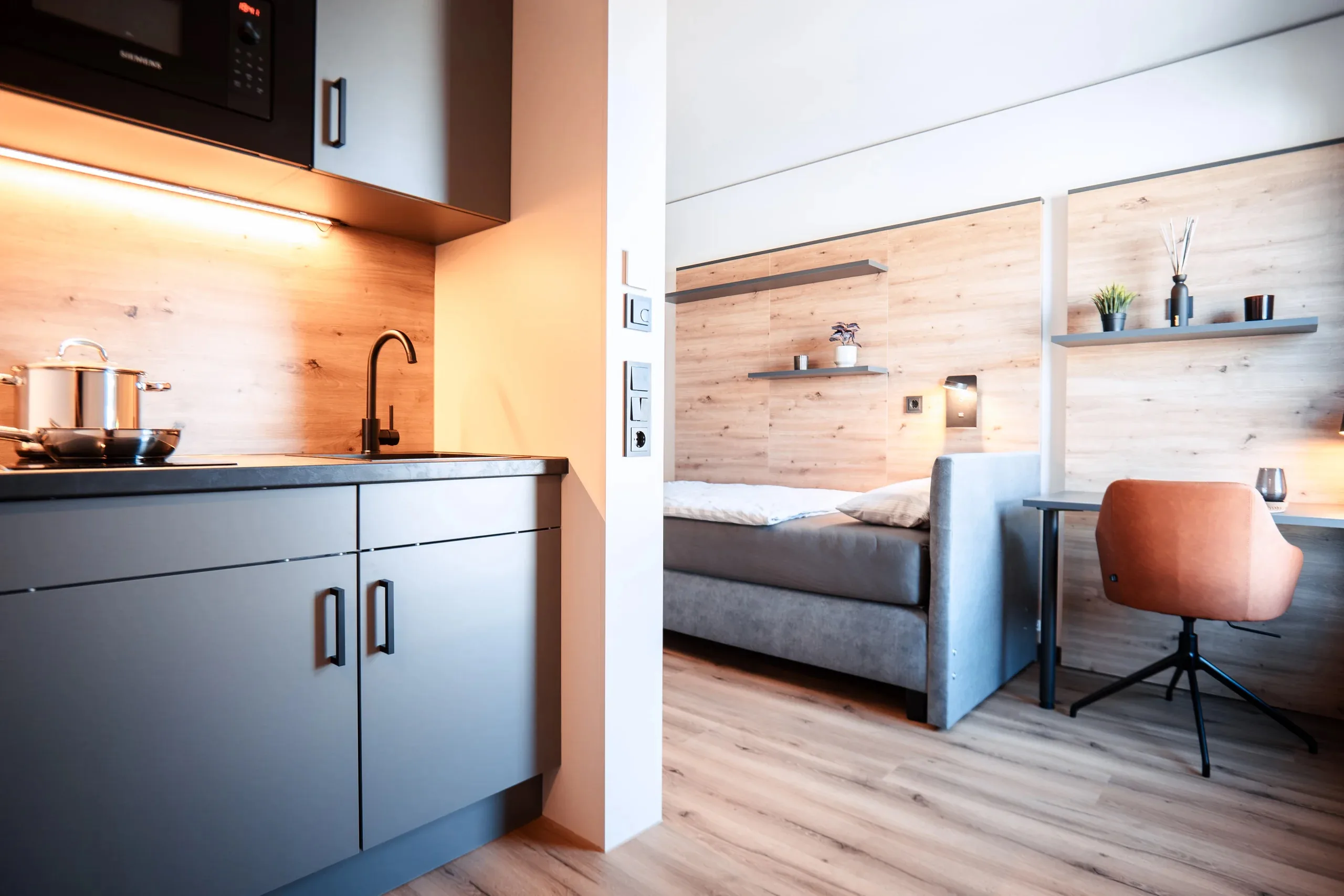 Küchenzeile mit Schlafbereich im Apartment der Eighty-Eight Apartments Nürnberg