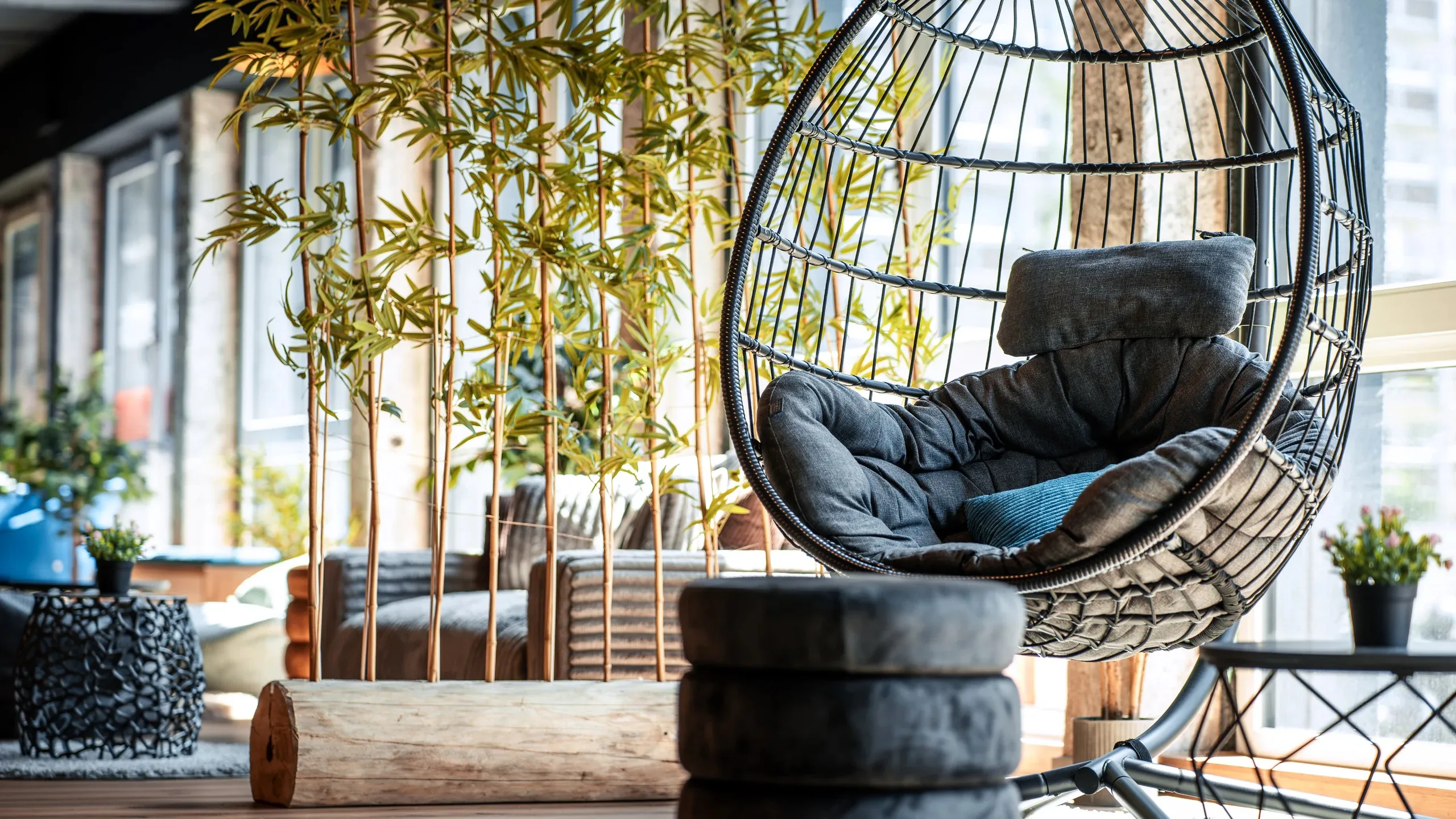 Hängesessel in der Lounge der Eighty-Eight Apartments Nürnberg