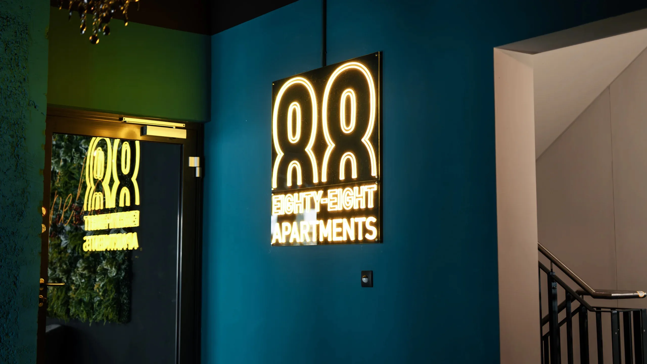Leuchtendes Eighty-Eight-Logo im Treppenhaus der Apartments Nürnberg