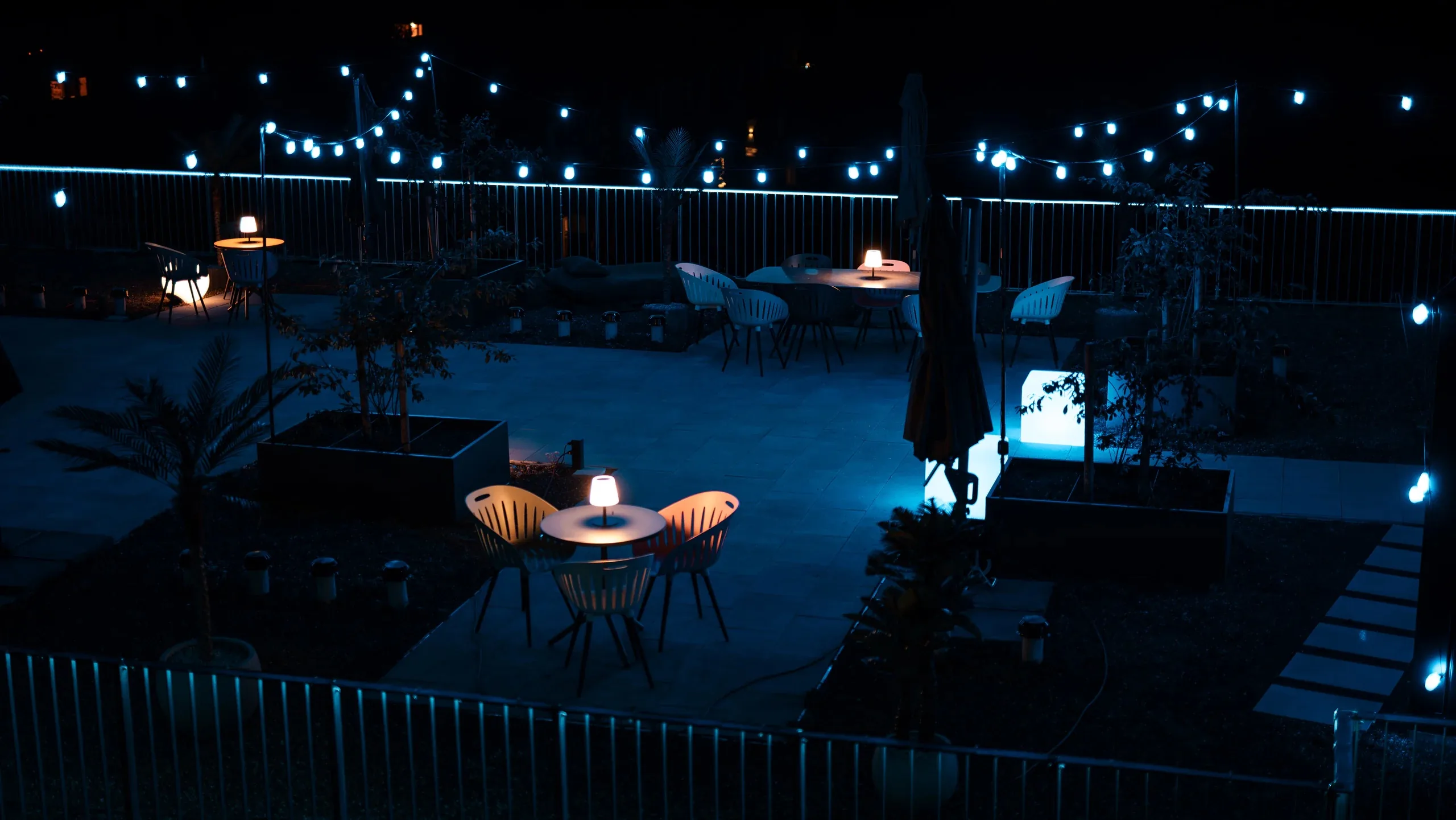 Rooftop-Terrasse der Eighty-Eight Apartments Nürnberg bei Nacht mit Lichterketten